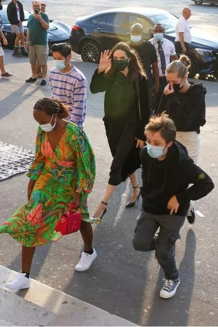 Анджелина Джоли с детьми, Париж, июль 2021 года