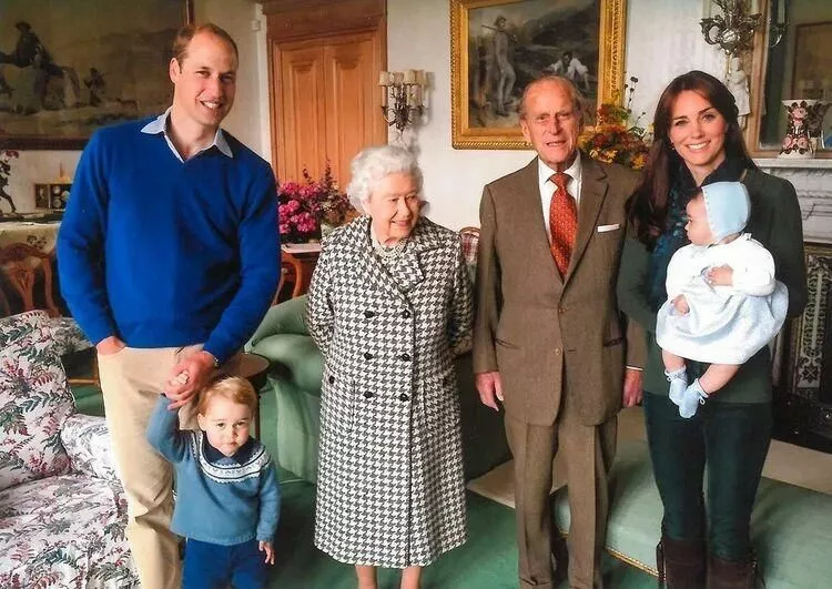 Слева направо: принц Уильям, принц Джордж, Елизавета II, принц Филипп, Кейт Миддлтон и принцесса Шарлотта