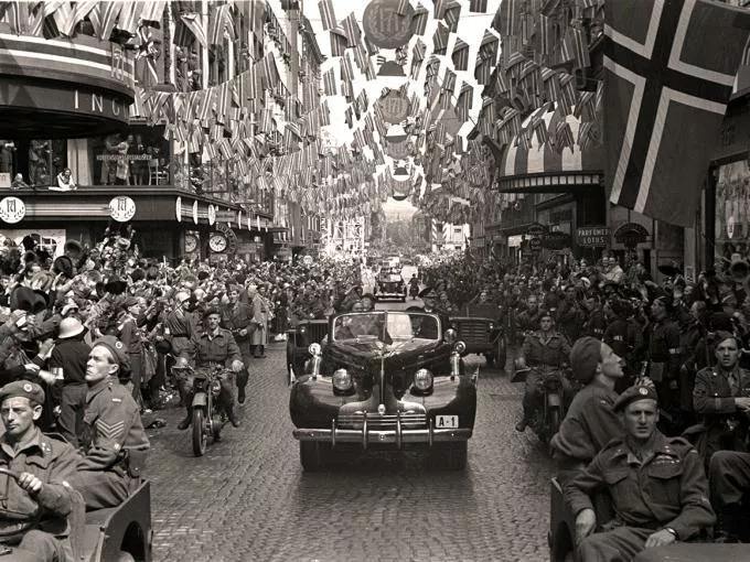 Король Хокон VII въезжает в центр Осло 7 июня 1945 года