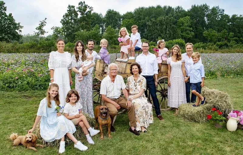  Король Швеции Карл XVI Густав и королева Сильвия в окружении детей и внуков. 