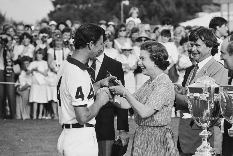 В отличие от Кейт Миддлтон, королева Елизавета II не снимает обручальное кольцо, когда посещает спортивные мероприятия