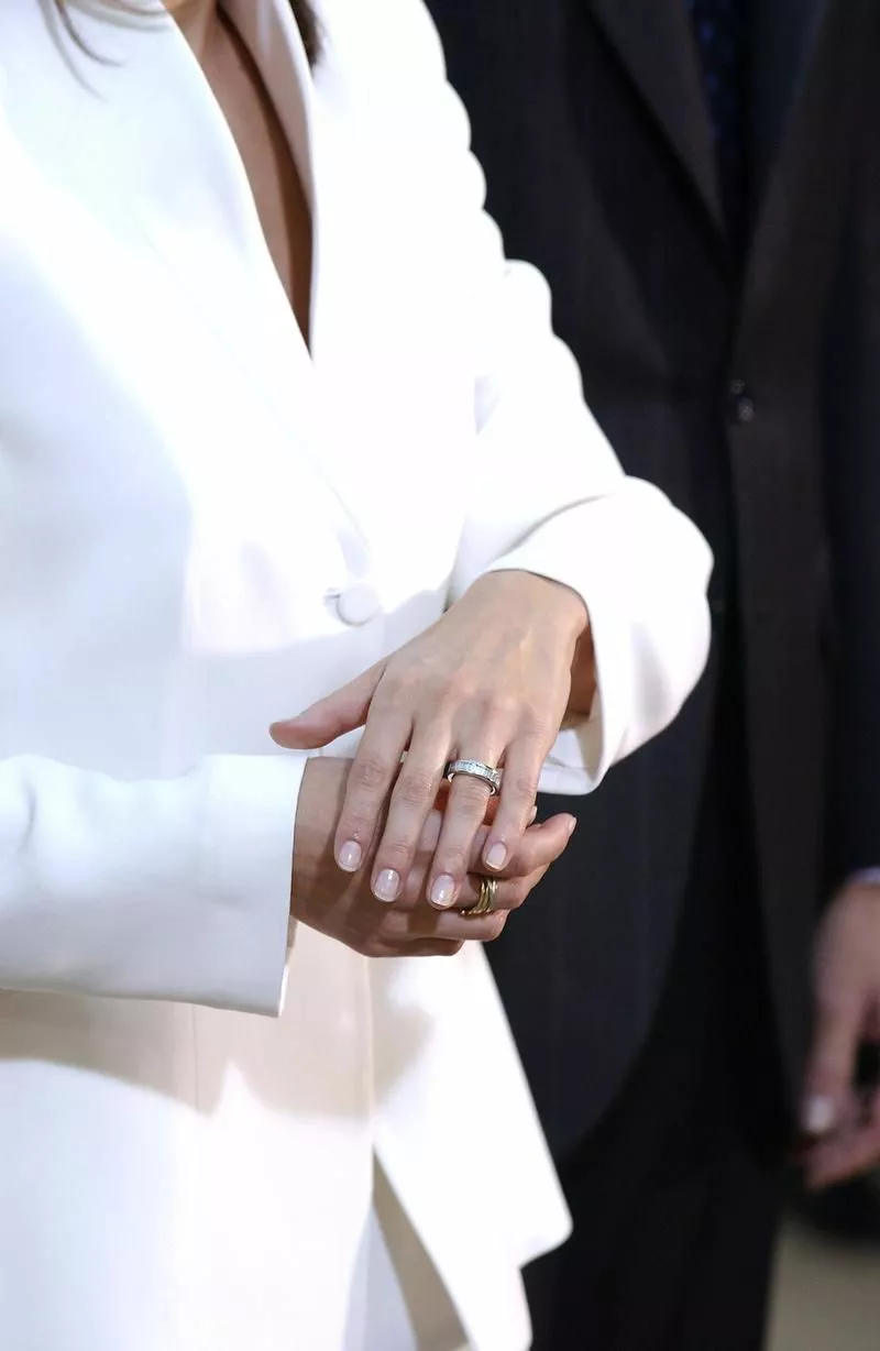 1 ноября 2003 года Летиция демонстрировала журналистам кольцо, подаренное Филиппом