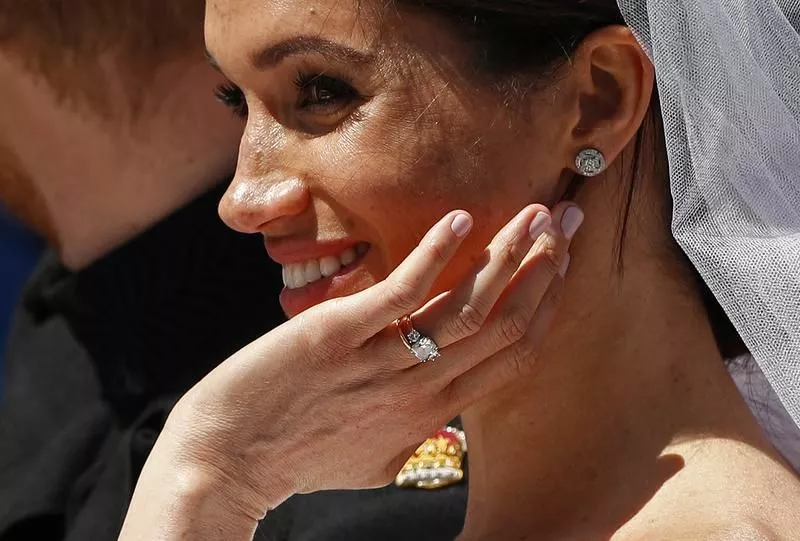 Обручальное и венчальное кольца Меган в день свадьбы 19 мая 2018 года