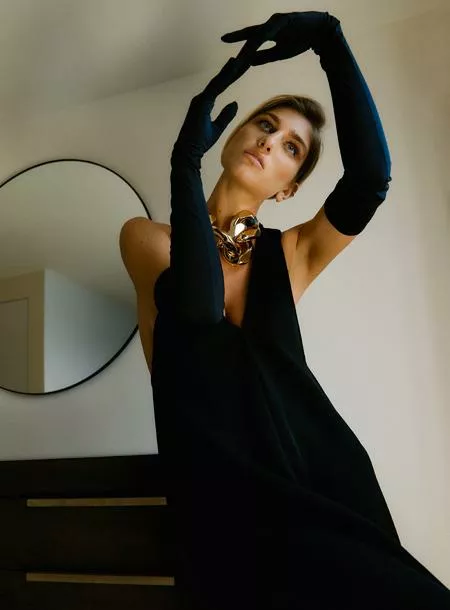 Платье, Proenza Schouler; колье, J.W. Anderson, перчатки, Maison Margiela. Все — BoscoVesna