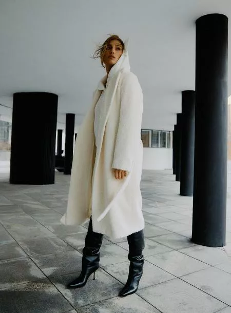 Пальто, Joseph; свитер, Nina Ricci; джинсы, N21; сапоги, Jimmy Choo. Все — BoscoVesna