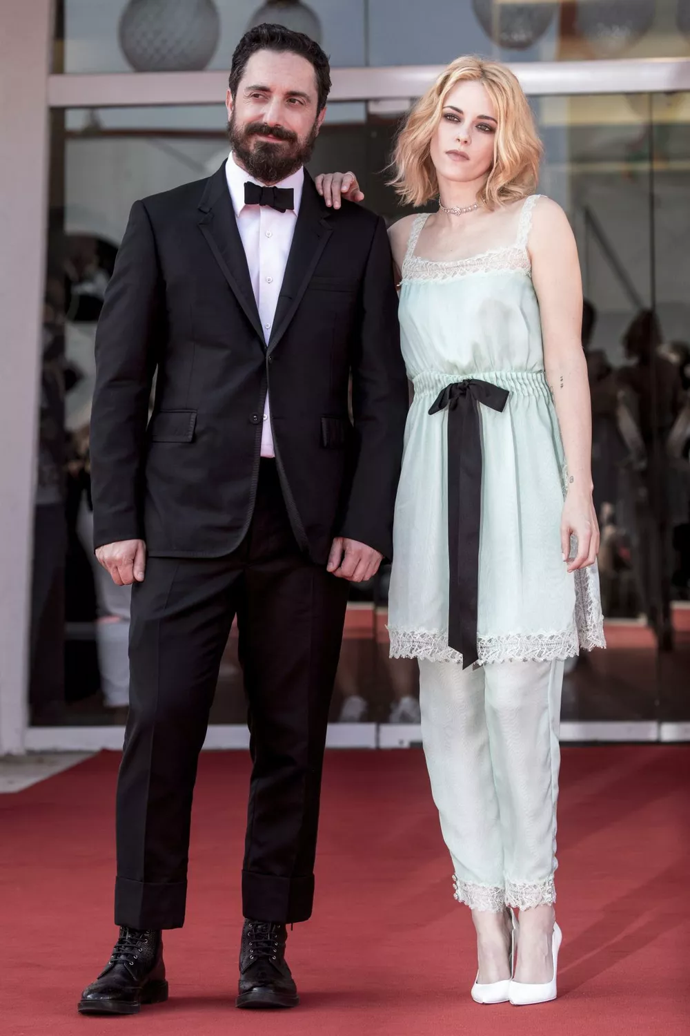Режиссер Пабло Ларраин и актриса Кристен Стюарт на премьере фильма “Спенсер” в Венеции, 3 сентября 2021 года