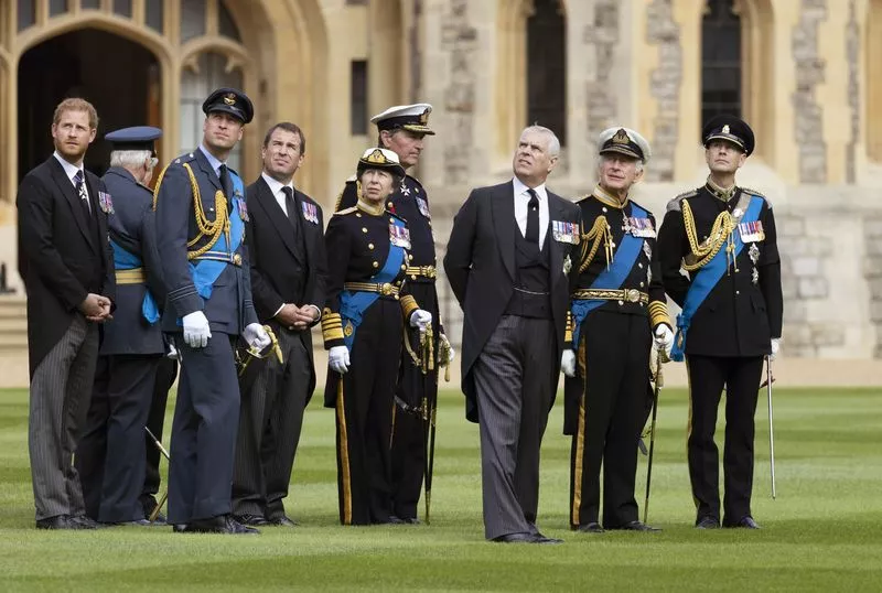 Слева направо: принц Гарри, принц Уильям, Питер Филлипс, принцесса Анна, сэр Тимоти Лоуренс, принц Эндрю, Карл III, принц Эдвард