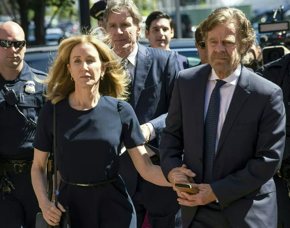 Фелиссити с мужем на выходе из суда, 2019 год