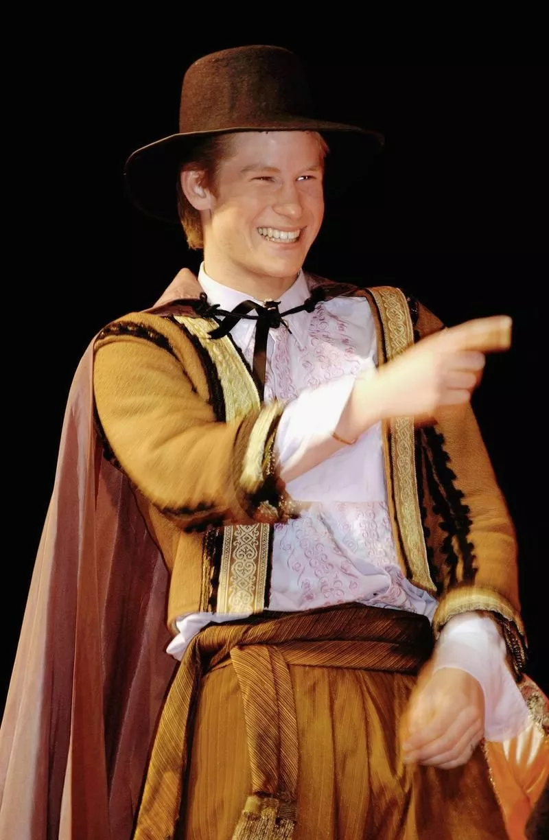 Принц Гарри в Итонском колледже участвует в постановке “Много шума из ничего” Уильяма Шекспира 