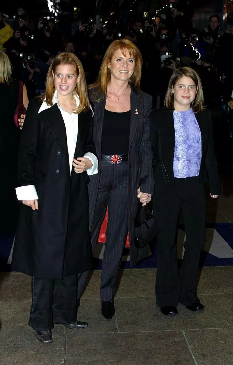 Экс-супруга принца Эндрю Сара Фергюсон с дочерьми принцессой Беатрис и принцессой Евгенией