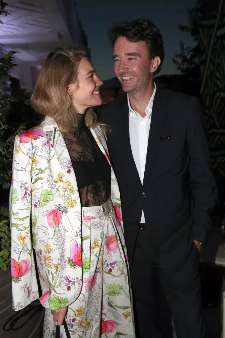 Супермодель Наталья Водянова впервые за долгое время вышла в свет с мужем французом Антуаном Арно