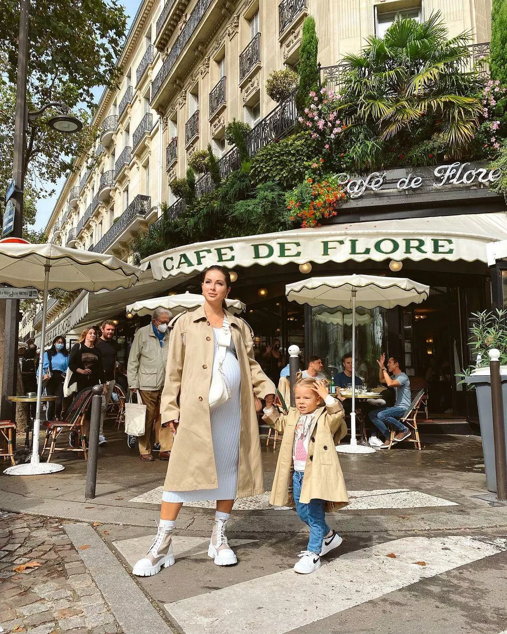 Нюша с дочерью в Париже, осень 2021 года