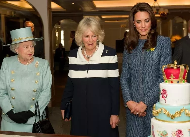 Пир на весь мир: чем угощают подданных британских монархов на коронациях