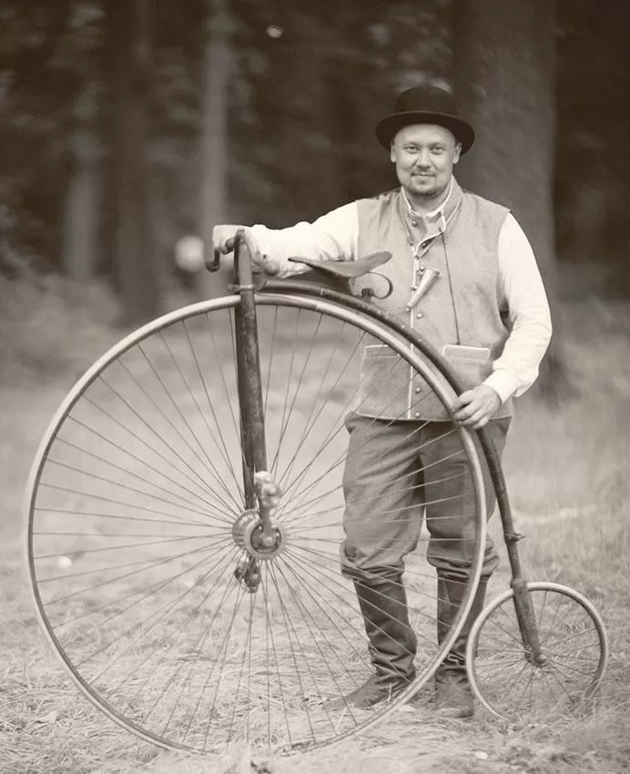 Андрей Мятиев с самым старым велосипедом из своей коллекции
