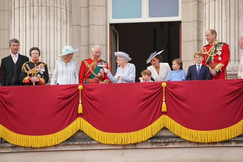 На балконе появились только старшие члены королевской семьи