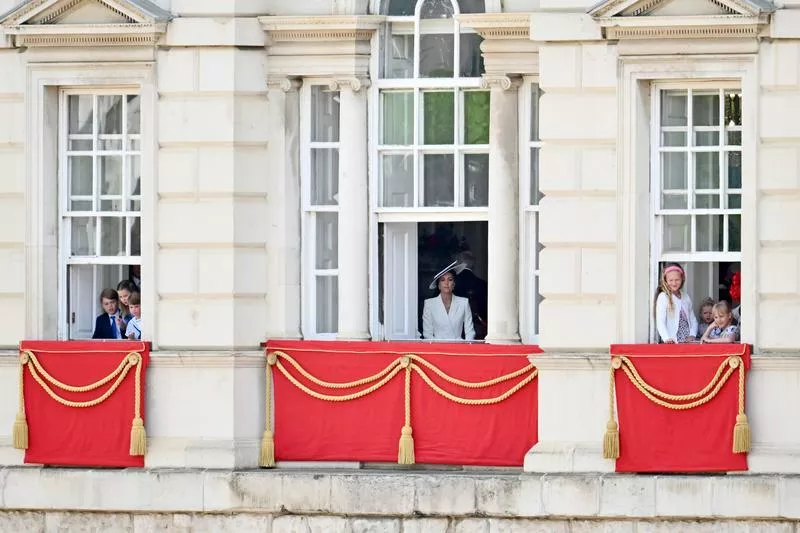 Дети и взрослые королевской семьи наблюдали за парадом из окон дворца