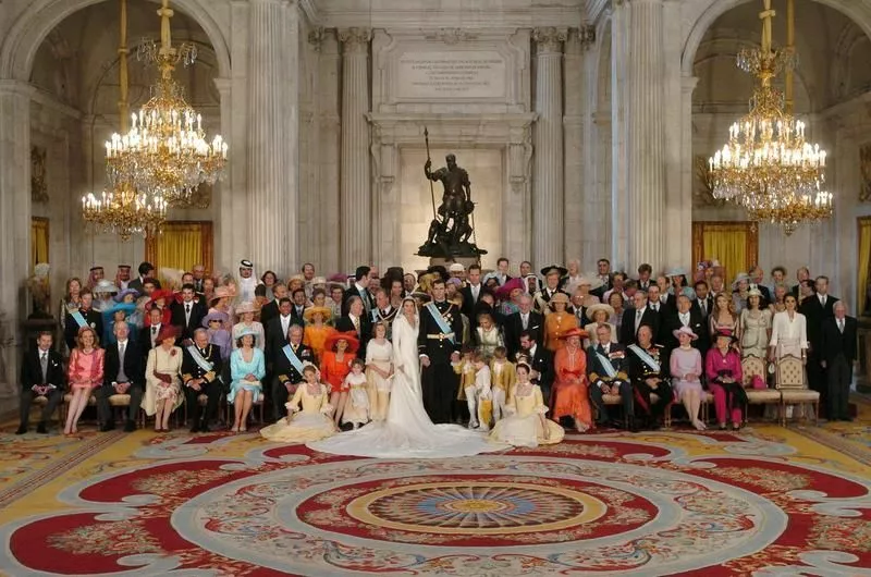 Жених и невеста принц Филипп и Летиция в окружении родственников и представителей королевских домов мира