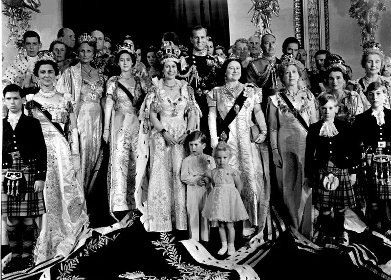 Семейное фото после коронации. На переднем плане принц Карл и принцесса Анна. За ними две Елизаветы – королева и королева-мать. 
