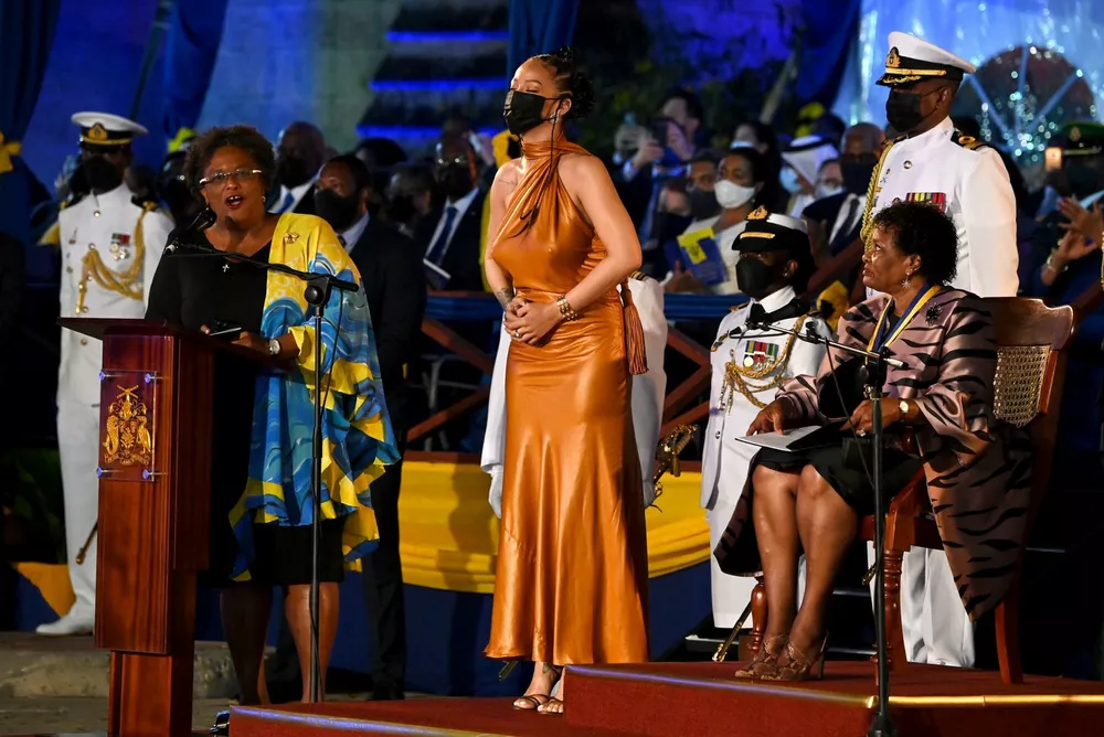 Премьер-министр Барбадоса Мия Моттли, певица Рианна, президент страны Сандры Мейсон