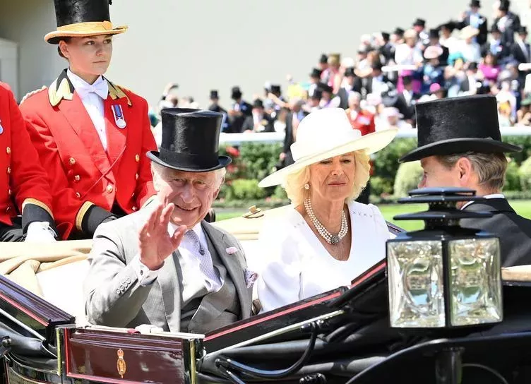Принц Чарльз с Камиллой, графиня Софи Уэссекская и другие монархи среди гостей второго дня скачек Ascot