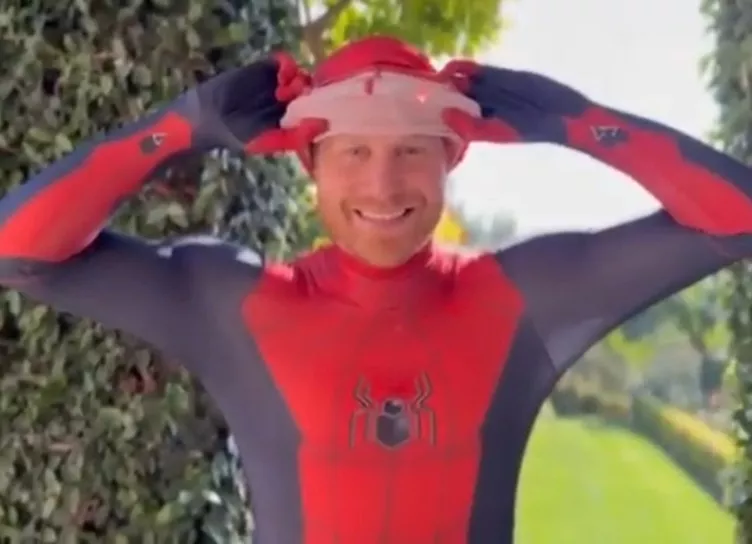 Принц Гарри примерил костюм Человека-паука в ежегодном рождественском обращении к детям