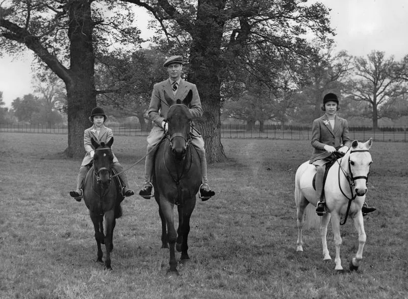 Король Великобритании Георг VI с дочерьми принцессой Елизаветой и принцессой Маргарет в 1938 году