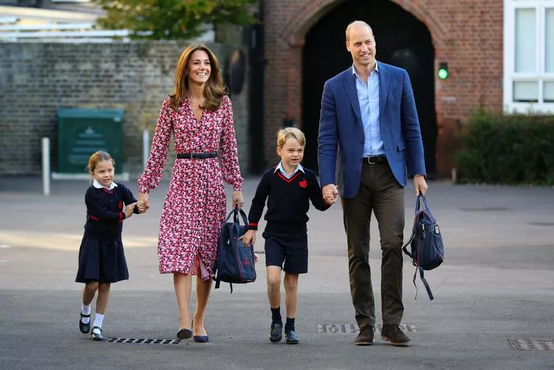 Принцесса Шарлотта, Кейт Миддлтон, принц Джордж и принц Уильям во дворе школы Томаса в Баттерси