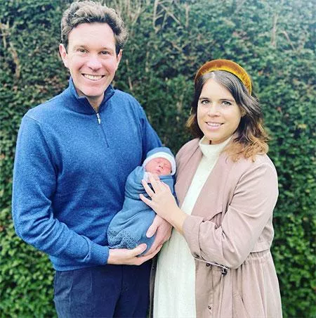 Принцесса Евгения и Джек Бруксбэнк с новорожденным сыном Августом, март 2021 года