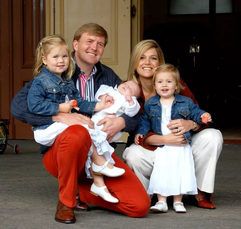 Виллем-Александр с женой Максимой и дочерьми Амалией, Арианой и Алексией в 2007 году