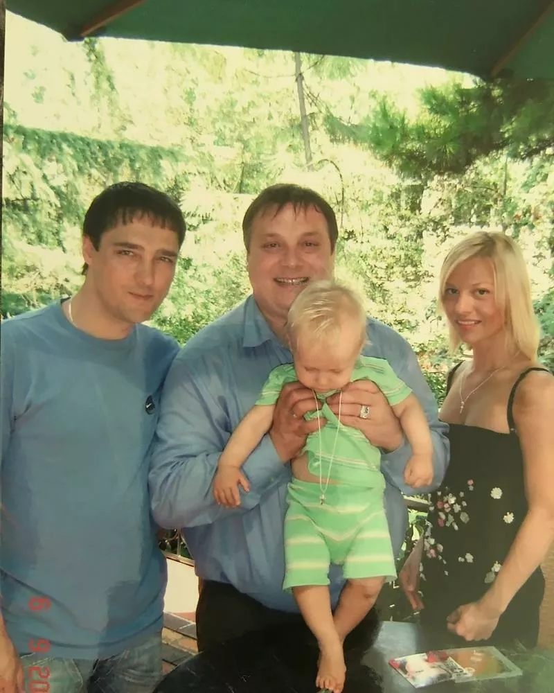 Андрей Разин и Юрий Шатунов с женой и сыном