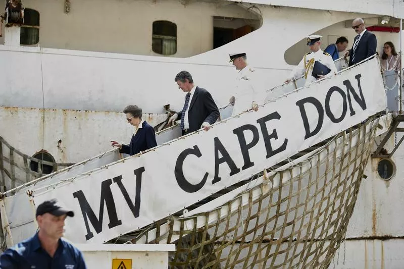 Принцесса Анна с мужем вице-адмиралом сэром Тимом Лоуренсом на учебном судне MV Cape Don