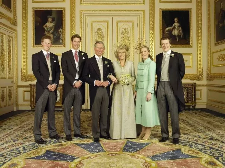 Чарльз и Камилла и их дети: принц Гарри, принц Уильям, Лора и Том