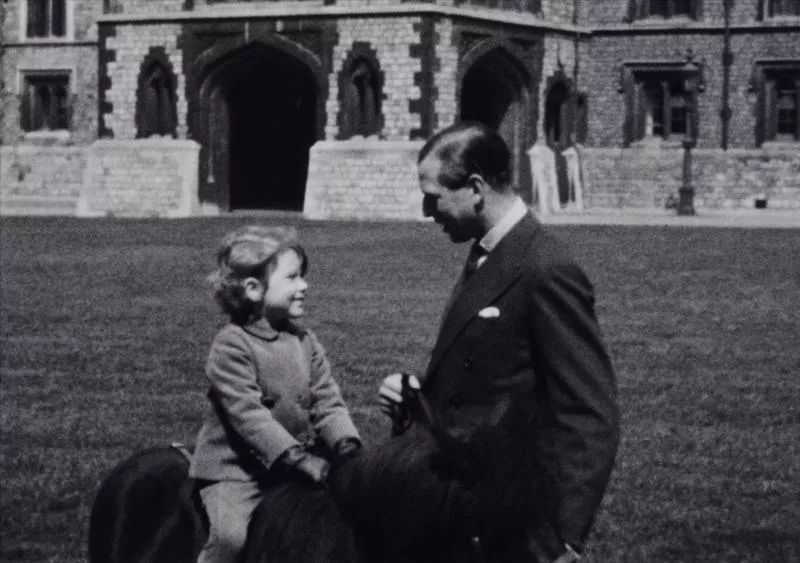 Принцесса Елизавета со своим дядей принцем Джорджем (герцогом Кентским) в Виндзорском замке 1930-ые 