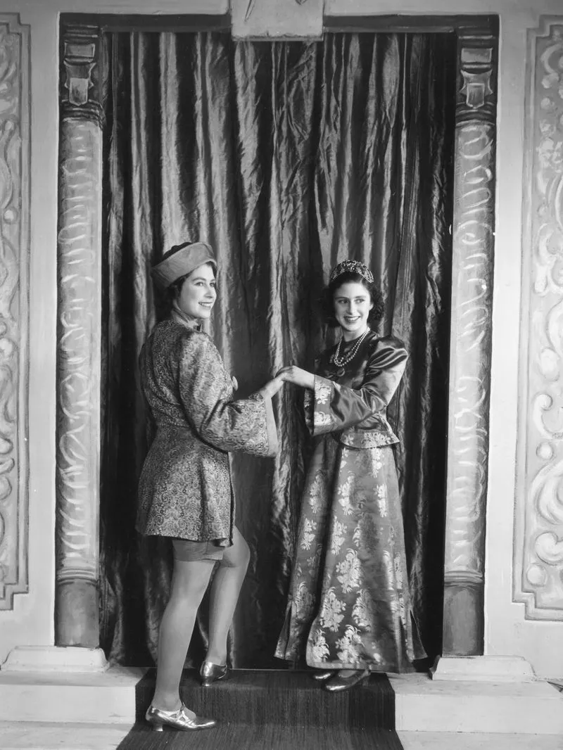 Принцессы Елизавета и Маргарет в постановке по мотивам сказки об Аладдине и волшебной лампе в Виндзорском замке в 1943 году
