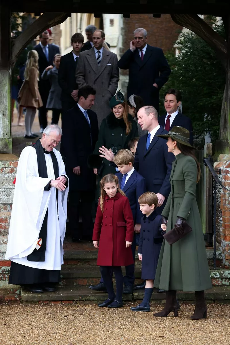 Вся семья Виндзоров в сборе. 25 декабря 2022 года на выходе из церкви святой Марии Магдалины в Сандрингеме. На фото попали: переднем плане принц и принцесса Уэльские Уильям и Кейт с детьми Джорджем, Шарлоттой и Луи, за ними принцесса Беатрис с мужем Эдоардо Мапелли-Моцци и ее сестра принцесса Евгения с мужем Джеком Бруксбэнком, а следом идут братья короля принц Эдвард и принц Эндрю. За ними следует сын принца Эдварда Джеймс, виконт Северн, а позади - племянник короля Питер Филлипс с дочерьми Айлой и Саванной