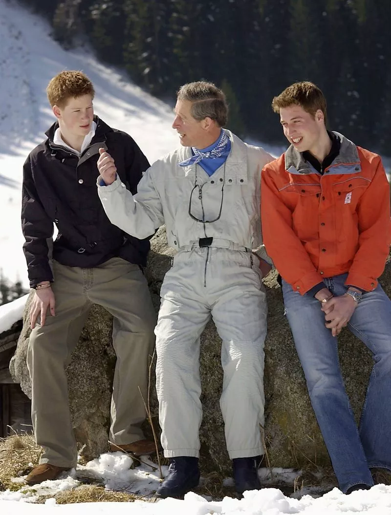 Отец и сыновья – Чарльз, Уильям и Гарри – на отдыхе в швейцарских Альпах в марте 2002 года.
