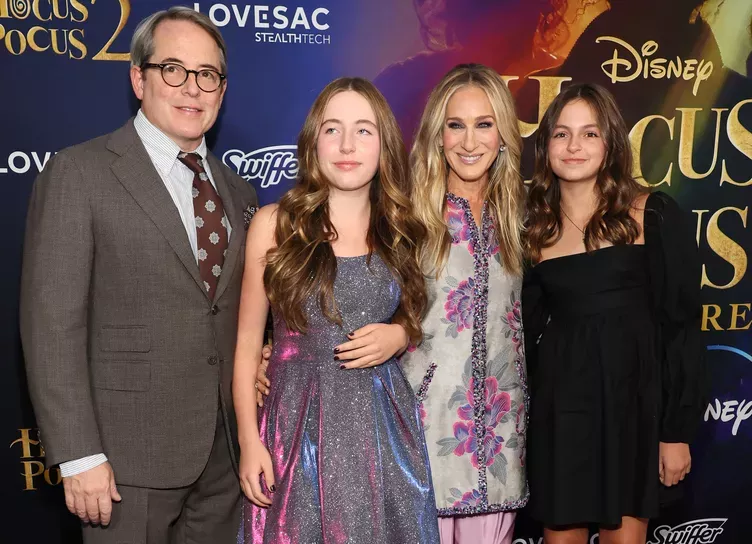 Сара Джессика Паркер с дочерьми и супругом посетила премьеру сиквела фильма Фокус-покус