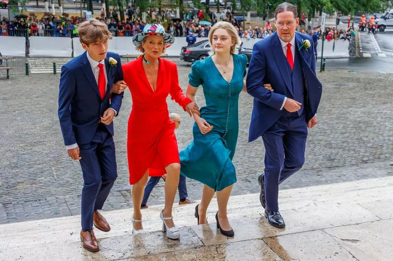 В сентябре Дельфина, Джим и Жозефина с Оскаром впервые посетили семейное мероприятие - свадьбу дочери принцессы Астрид Марии Лауры