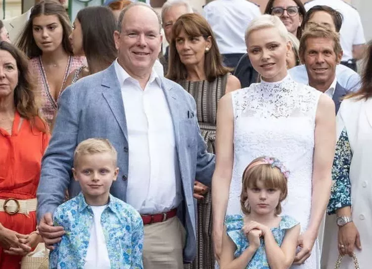 Семейный выход: княгиня Шарлен и князь Альбер II с детьми на традиционном пикнике в Монако