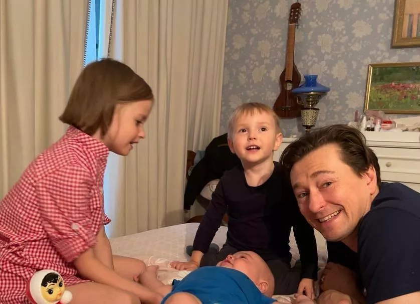 Сергей Безруков с младшими детьми