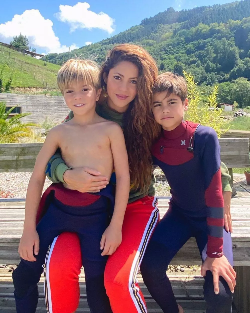 Шакира с сыновьями Миланом и Сашей