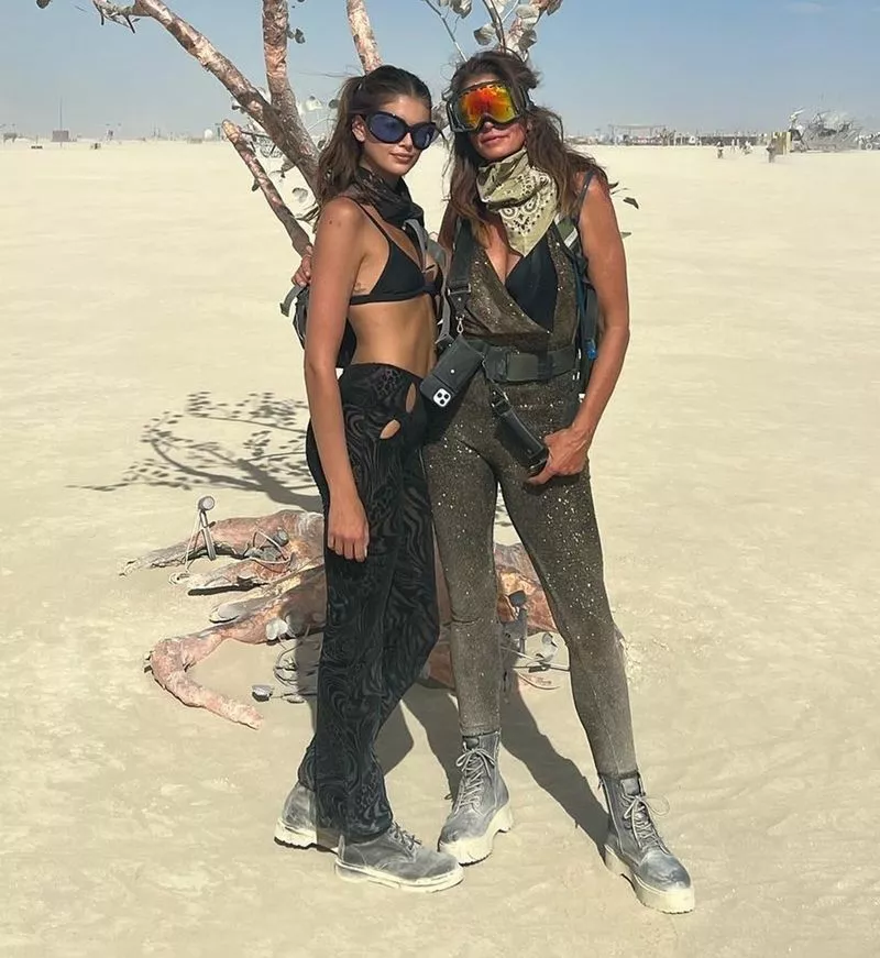 Кайя и Синди на фестивале Burning Man в этом году