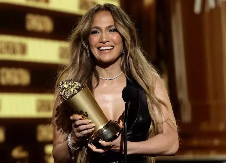 Слезы Дженнифер Лопес, триумф Эйфории и наряды Ванессы Хадженс: как прошла премия MTV