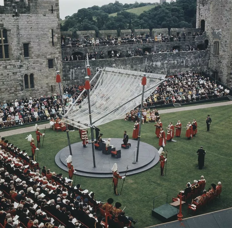 1 июля 1969 года в замке Карнарвон принц Чарльз стоял на коленях перед своими родителями – королевой Елизаветой II и герцогом Эдинбургским