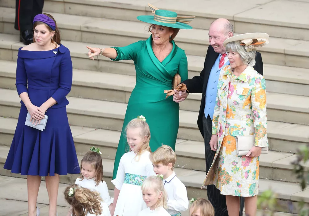 Принцесса Беатрис, принцесса Шарлотта (внизу), Сара Фергюсон, принц Джордж (внизу), Джордж и Никола Бруксбэнк на свадьбе принцессы Евгении и Джека Бруксбэнка, октябрь 2018 года