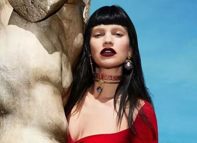 Теперь брюнетка: Лили Джеймс изменилась до неузнаваемости для съемок в рекламе Versace