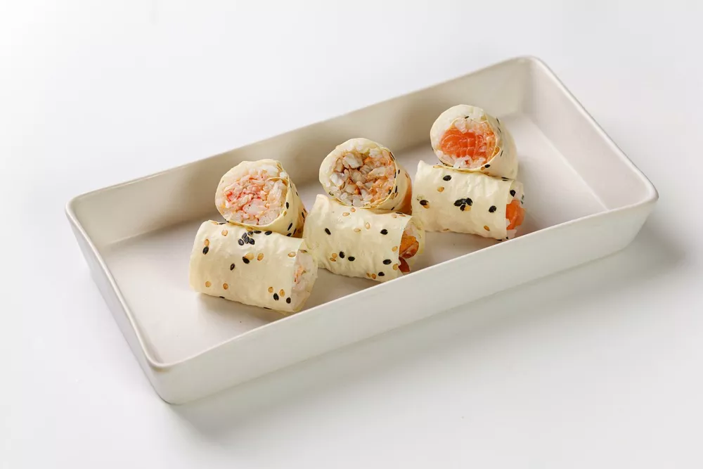 Hand roll в соевой бумаге маменори – ассорти со сладкой креветкой, угрем и лососем.