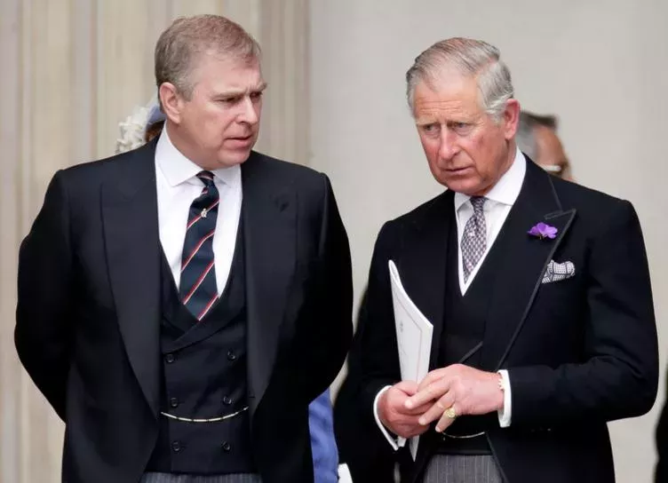 Туалет раздора: в ссору принца Чарльза и принца Эндрю пришлось вмешаться королеве