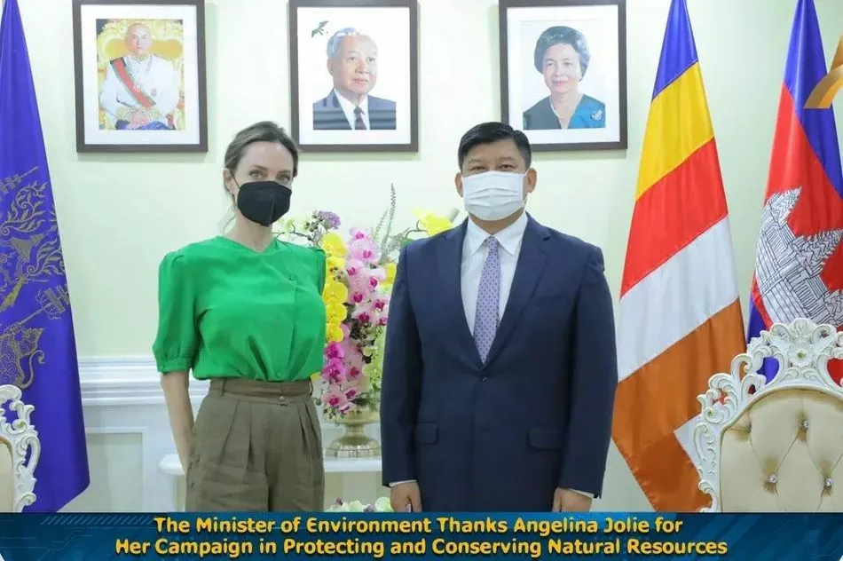Анджелина Джоли и министр окружающей среды Камбоджи Сай Самаль