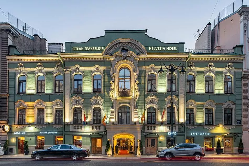 Фасад с необычными атлантами, расположенными в профиль